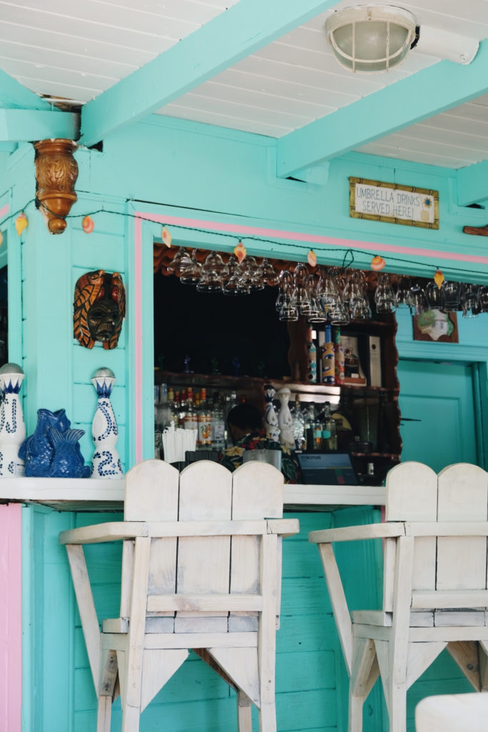 Comer en el bar Bugaloos en Providenciales