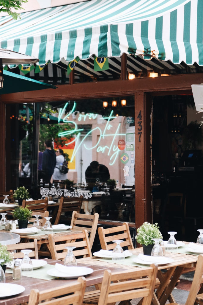 Comiendo en Española Way (Miami)