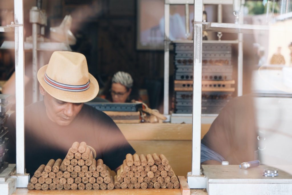 Puros cubanos en Calle 8, Miami